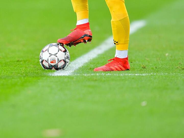 Ein Fußball-Spiel. F. Foto: Uwe Anspach/dpa