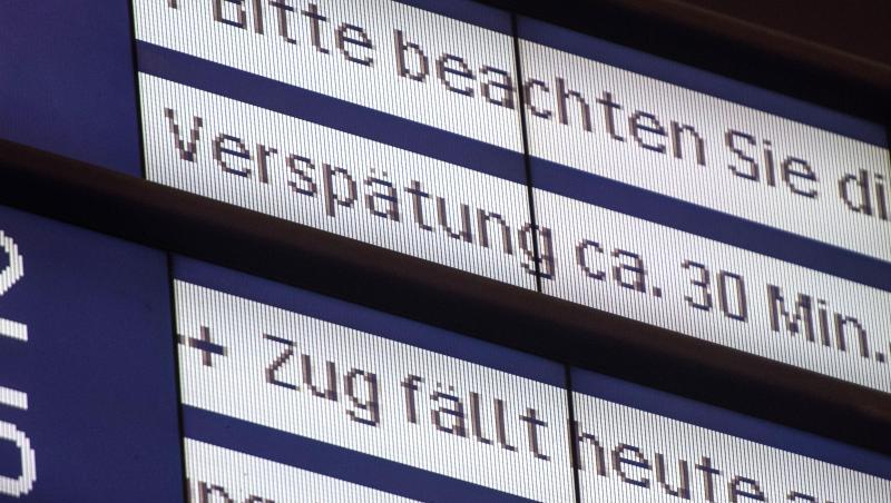 Um bei einer Verspätung Geld von der Deutschen Bahn zurückzubekommen, müssen Reisende ein Formular ausfüllen und dieses einreichen. Um bei einer Verspätung Geld von der Deutschen Bahn zurückzubekommen, müssen Reisende ein Formular ausfüllen und dieses einreichen.