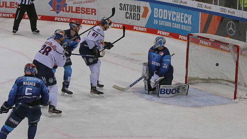 Philip Gogulla bringt den EHC München mit 3:0 in Führung. Ingolstadts Goalie Michael Garteig hat das Nachsehen.
