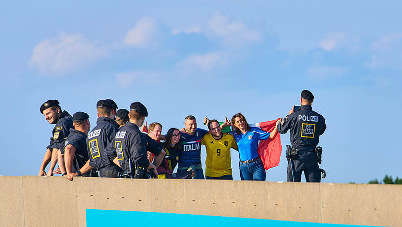 Freudige Fans, die Polizei als Fotograf: Die EM-Spiele in München geben durchaus Grund zur Freude.