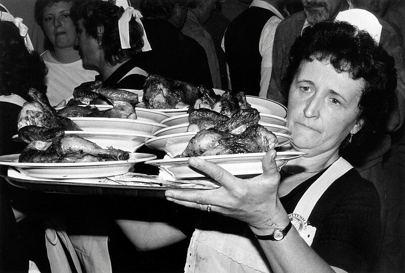 Hungrige Wiesngäste brauchen jede Menge Hendl. Eine Last, die man nicht immer gerne trägt.