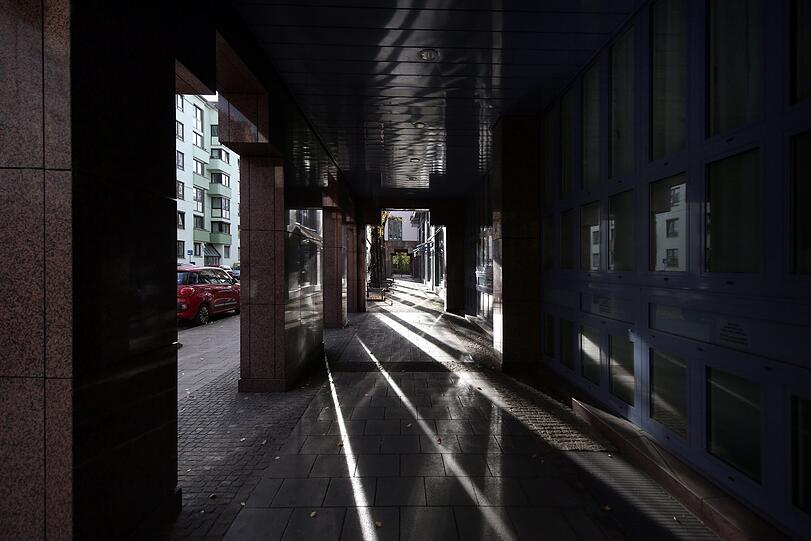Schattenspiele unter Arkaden in der Inneren Wiener Straße.