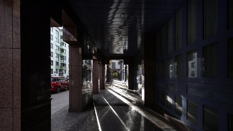 Schattenspiele unter Arkaden in der Inneren Wiener Straße. Schattenspiele unter Arkaden in der Inneren Wiener Straße.