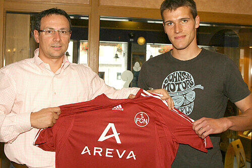 Herzlicher Empfang: Club-Manager Martin Bader überreichte Christian Eigler sein Trikot mit der Nummer 8.
