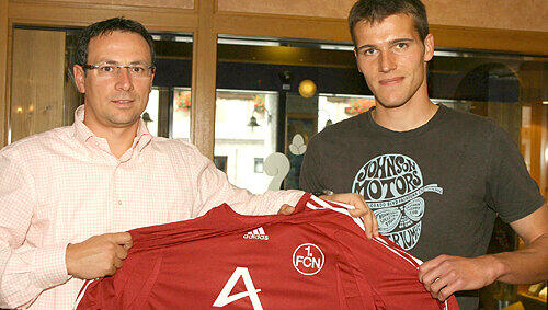 Herzlicher Empfang: Club-Manager Martin Bader überreichte Christian Eigler sein Trikot mit der Nummer 8. Herzlicher Empfang: Club-Manager Martin Bader überreichte Christian Eigler sein Trikot mit der Nummer 8.