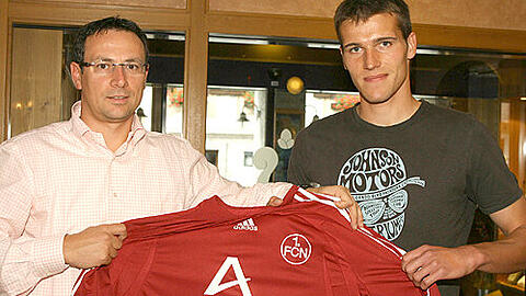 Herzlicher Empfang: Club-Manager Martin Bader überreichte Christian Eigler sein Trikot mit der Nummer 8.