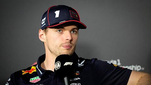Angesprochen auf die entscheidende Szene, verkneift sich Verstappen einen Kommentar.