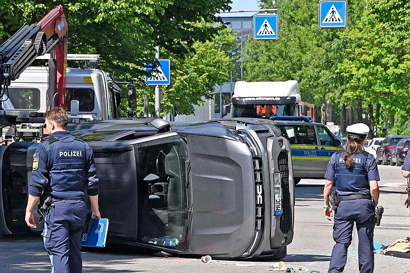 Der Dacia kam bei dem Unfall nach links von der Fahrbahn ab und blieb auf der Seite liegen.