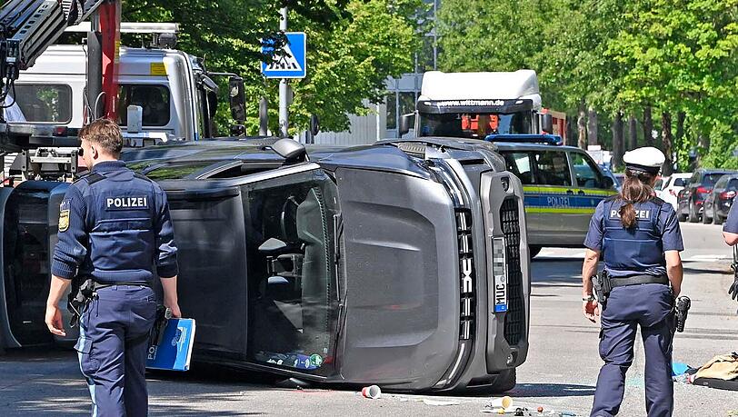 Der Dacia kam bei dem Unfall nach links von der Fahrbahn ab und blieb auf der Seite liegen.