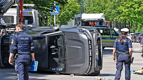 Der Dacia kam bei dem Unfall nach links von der Fahrbahn ab und blieb auf der Seite liegen.