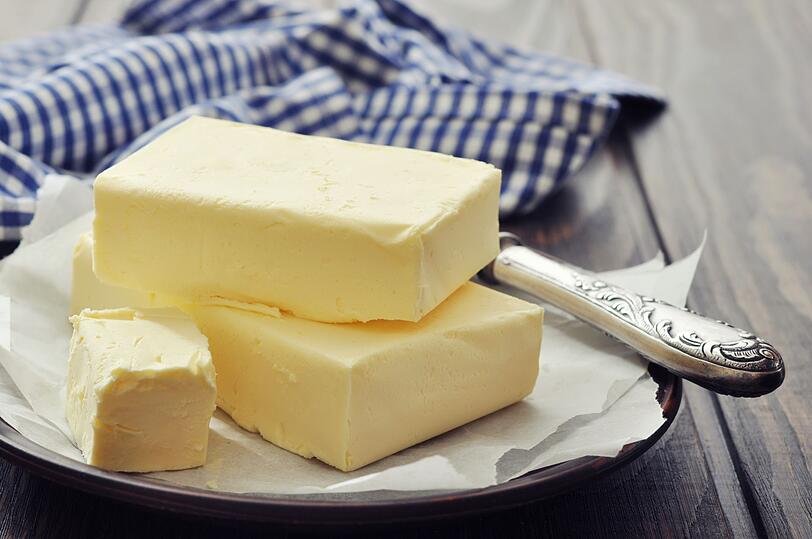 Fett enthält neun Kalorien pro Gramm und damit rund doppelt so viel Energie wie Eiweiß oder Kohlenhydrate. Butter und gute Öle machen trotzdem nicht zwangsläufig dick. Lassen Sie sie also weiter auf dem Teller. Kritisch sind andere Fette. Vor allem billige Transfette in Fertiggerichten Gebäck und Fastfood. Um diese sollten Sie einen Bogen machen. Fett enthält neun Kalorien pro Gramm und damit rund doppelt so viel Energie wie Eiweiß oder Kohlenhydrate. Butter und gute Öle machen trotzdem nicht zwangsläufig dick. Lassen Sie sie also weiter auf dem Teller. Kritisch sind andere Fette. Vor allem billige Transfette in Fertiggerichten Gebäck und Fastfood. Um diese sollten Sie einen Bogen machen.