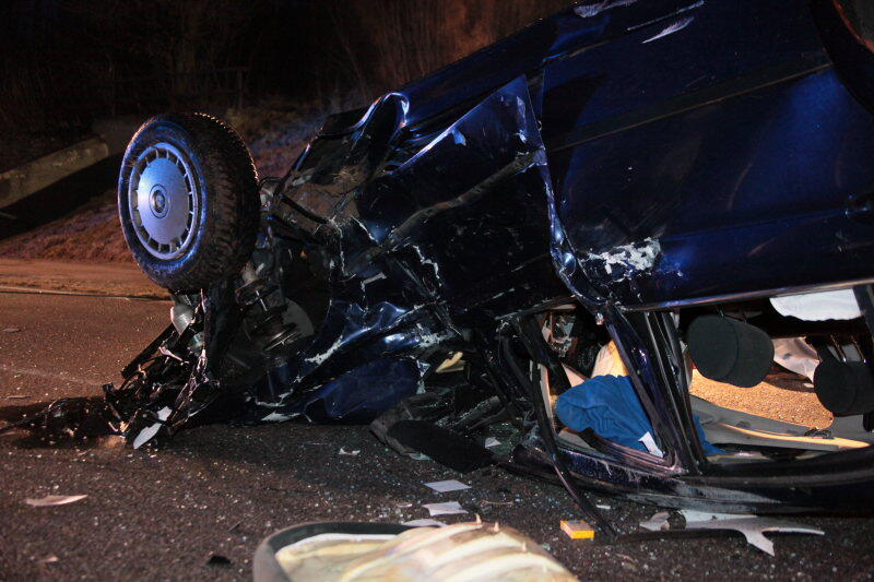 Schwerer Unfall im Kreis Erding: Ein junger Autofahrer stirbt. Die Bilder von der Unglücksstelle.