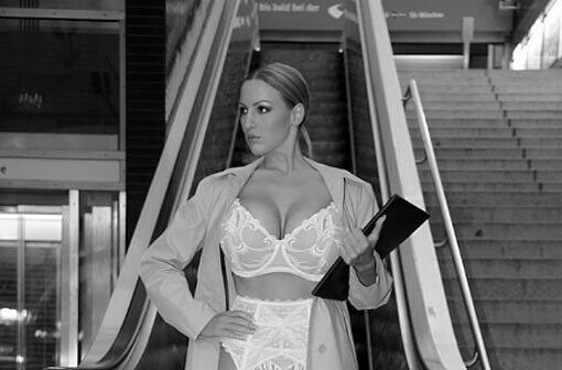 Sexy Shooting in der Münchner U-Bahn und weitere heiße Bilder von der hübschen Münchnerin Jordan Carver (25)!