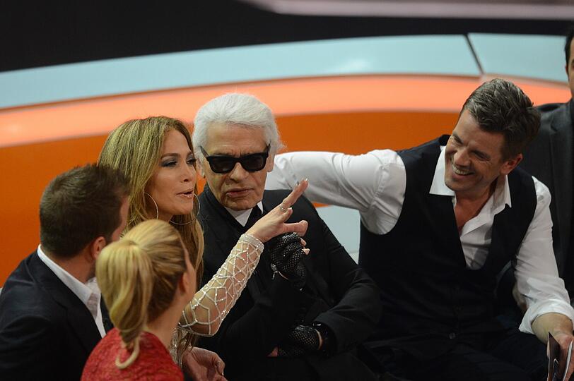 Wer während der Sendung auf die Gäste-Couch kommt, wird vorab in einem kurzen Einspieler präsentiert - das ist neu am sonst altbewährten ZDF-Format. Die Zuschauer wissen also Bescheid. Jennifer Lopez, Karl Lagerfeld, die van der Vaarts und die Toten Hosen sind nur einige der Gäste des Abends.