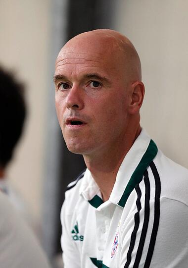 Bayern Coach Erik ten Hag freut sich über den sechsten Sieg im sechsten Spiel.