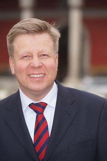 BOGENHAUSEN: Robert Brannekämper (CSU) hat es mit 35,9 (+ 4,9 %) Prozent auf Anieb geschafft, das Direktmandat in Bogenhausen zu erobern. Er besiegt den Müchner SPD-Chef Ulrich Pfaffmann (29,5 Prozent). Der Diplom-Ingebier sitzt für die CSU im Münchner Stadtrat.