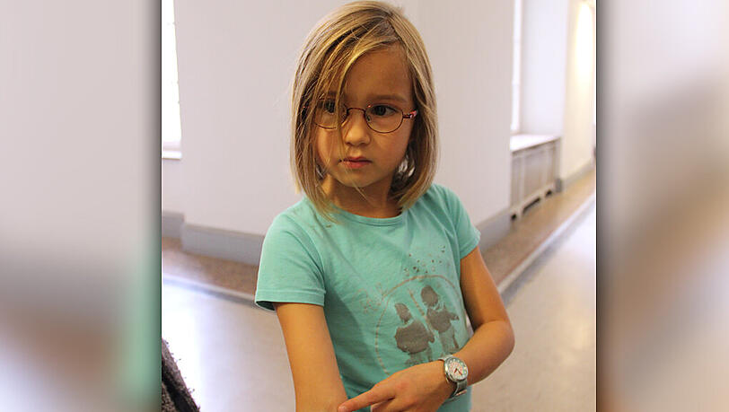 Sophia zeigt ihre Narbe. Sophia zeigt ihre Narbe.