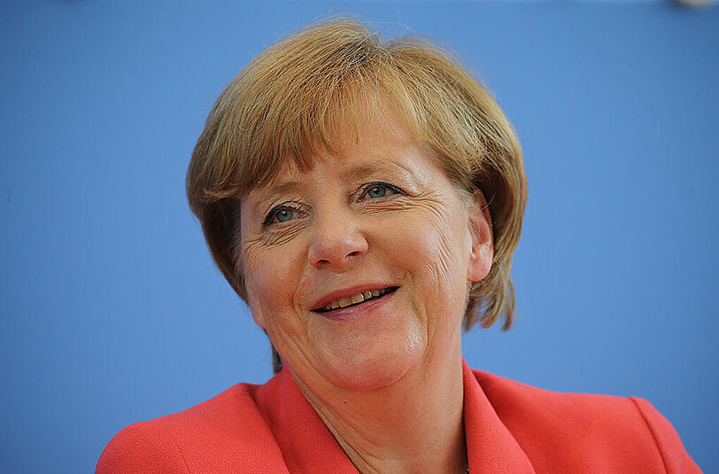 2005: BundeskanzlerinNach der Bundestagswahl 2005 wurde mit Angela Merkel erstmals eine Frau in das Amt des Bundeskanzlers gewählt.