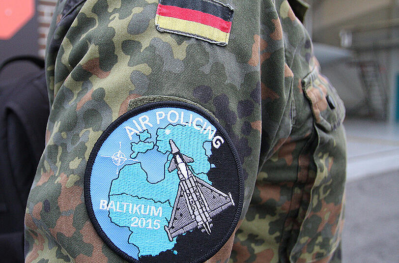Ein Abzeichen mit der Aufschrift "Air Policing Baltikum 2015" ist auf dem Ärmel eines Bundeswehrsoldaten zu sehen. Foto: Luftwaffe/VAPB 2015, PAO/dpa