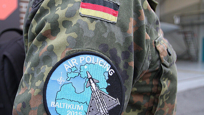 Ein Abzeichen mit der Aufschrift "Air Policing Baltikum 2015" ist auf dem Ärmel eines Bundeswehrsoldaten zu sehen. Foto: Luftwaffe/VAPB 2015, PAO/dpa Ein Abzeichen mit der Aufschrift "Air Policing Baltikum 2015" ist auf dem Ärmel eines Bundeswehrsoldaten zu sehen. Foto: Luftwaffe/VAPB 2015, PAO/dpa