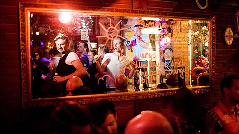 In der Bar Rendezvous in der Müllerstraße feiern Schwule, Frauen und heterosexuelle Männer gemeinsam.