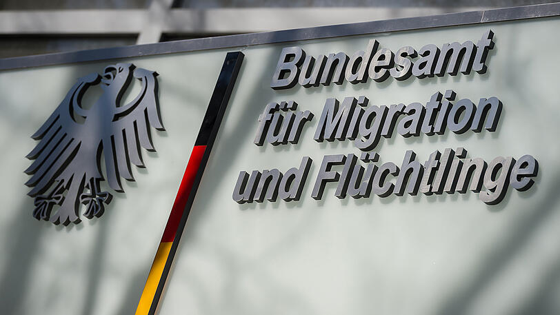 Nach Medienberichten soll es Fälle gegeben haben, in denen Türken kurz nach Gesprächen im Bundesamt für Migration und Flüchtlinge in türkischen Medien mit vollem Namen diffamiert wurden.