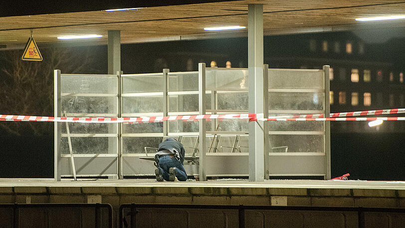 Ein Entschärfer der Polizei am S-Bahnhof Veddel.