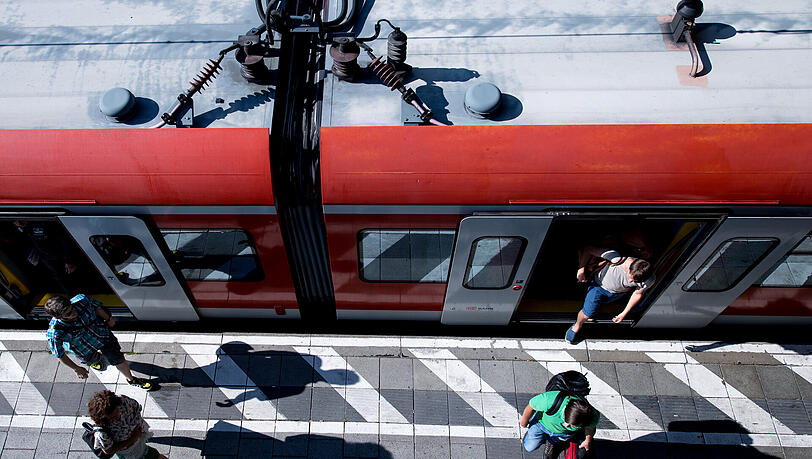 Der S-Bahnhof Hackerbrücke: Die schraffierte Fläche soll nicht betreten werden. Der S-Bahnhof Hackerbrücke: Die schraffierte Fläche soll nicht betreten werden.