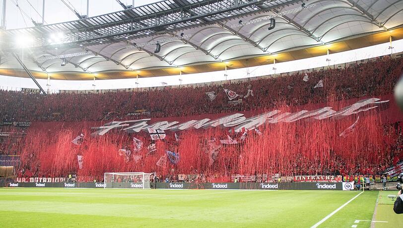 Die Fans von Eintracht Frankfurt sorgen mit ihren Choreos für Begeisterung in Europa. Die Fans von Eintracht Frankfurt sorgen mit ihren Choreos für Begeisterung in Europa.