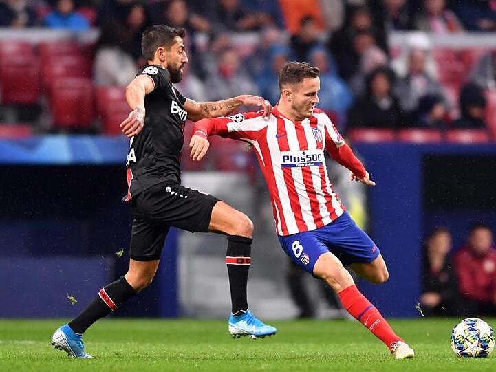 Atléticos Saul Niguez setzt zum Schuss an, Kerem Demirbay kommt zu spät.