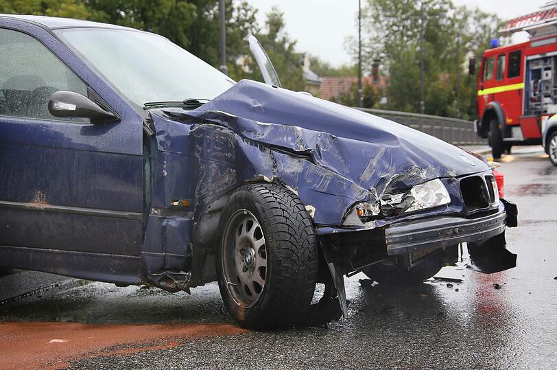 Auch an der Front- und an der rechten Vorderseite trug das Auto schwere Schäden davon.