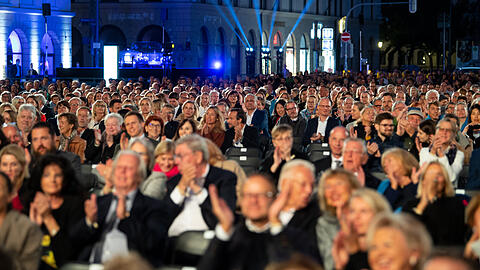 Modellprojekt: Rund 2.000 Zuschauer verfolgten im Rahmen der Konzertreihe "Klassik am Odeonsplatz" am Freitagabend das Konzert der Münchner Philharmoniker und der Pianistin Wang.