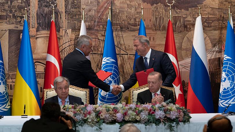 Antonio Guterres (vorn l), UN-Generalsekretär, und Recep Tayyip Erdogan (r), Präsident der Türkei, sitzen während einer Unterzeichnungszeremonie im Dolmabahce-Palast, während sich zwei Vertreter der Delegationen der Ukraine und Russlands die Hände reichen. Antonio Guterres (vorn l), UN-Generalsekretär, und Recep Tayyip Erdogan (r), Präsident der Türkei, sitzen während einer Unterzeichnungszeremonie im Dolmabahce-Palast, während sich zwei Vertreter der Delegationen der Ukraine und Russlands die Hände reichen.