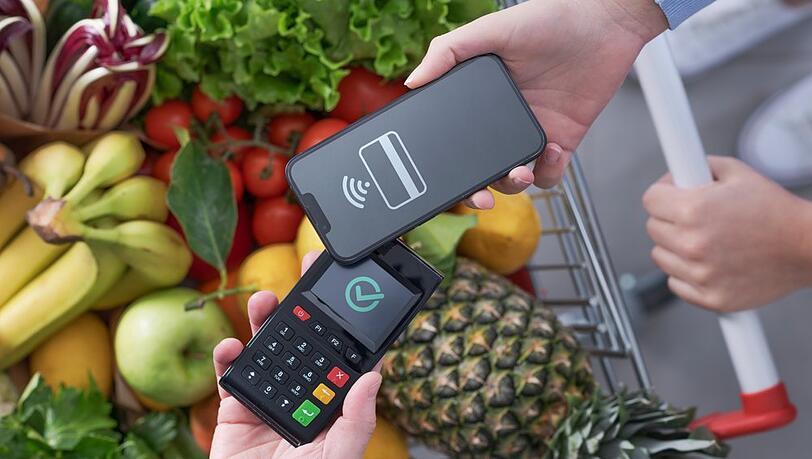 Mit dem Handy zu bezahlen, ist inzwischen bei vielen Einzelhändlern möglich.