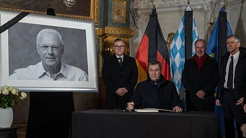 Markus Söder (sitzend) mit Jan-Christian Dreesen, Karl-Heinz Rummenigge und Herbert Hainer vom FC Bayern München. (v.l.n.r.) beim Eintrag ins Kondolenzbuch für Franz Beckenbauer.