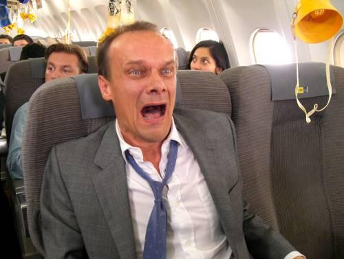 Panik über den Wolken: Edgar Selge spielt im Film "Angsthasen" einen Versicherungsvertreter mit Flugangst. Die Szene geht übrigens glimpflich aus.