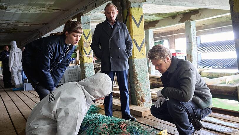 "Stralsund: Dunkle Tiefen": Die Kommissare Zabek, Hidde und Nowak k&ouml;nnen nur noch den Tod des Fischerei-Inhabers Hark Reimers feststellen.