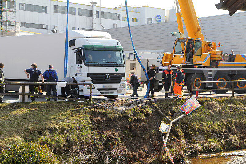 Ein Lastkran barg den Lkw aus seiner misslichen Lage.