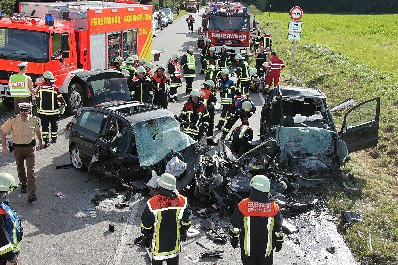 Drei Menschen tot, darunter ein 13-jähriger Junge, ein Kleinkind schwer verletzt: Zwei Autos waren bei einem Überholmanöver am Montagnachmittag frontal miteinander zusammengestoßen, wie die Polizei mitteilte. Die B20 war zunächst komplett gesperrt. Die Bilder vom schrecklichen Unfall.