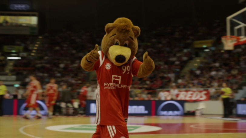 Daumen hoch! Auch das Maskottechen des FC Bayern findet's spaßig