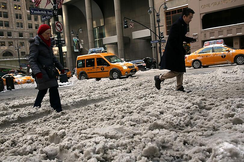 Yellow-Cabs in New York, eingeschlossen vom Schnee.