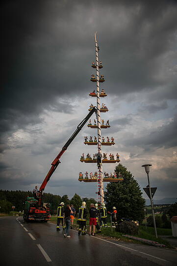 Der Blitz hat den Maibaum völlig zerstört. Die Bilder vom Feuerwehreinsatz in Otting.