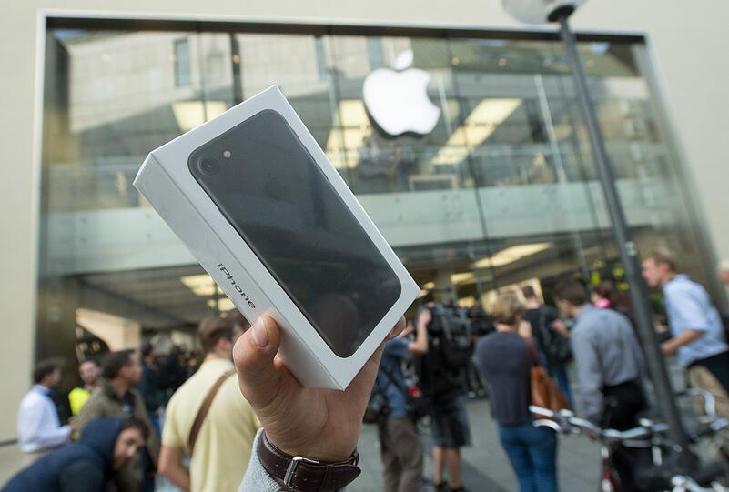 iPhone-Jäger aus aller Welt: In München, Hamburg, Hong Kong und Dänemark warten unzählige Menschen voller Euphorie vor dem Apple-Store auf das neue Modell. Alle Bilder zum ersten Verkaufstag sehen Sie hier.