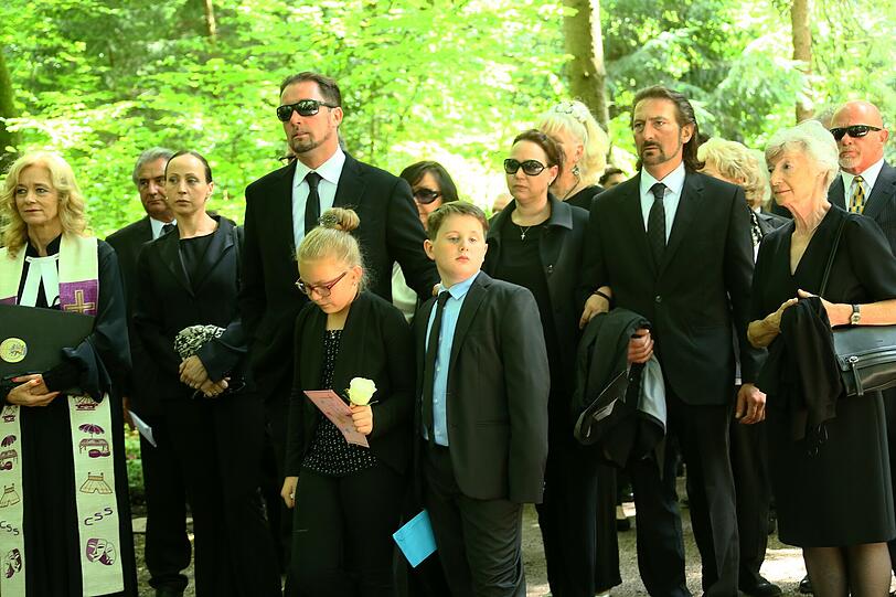 Jana Lacey-Krone und Ehemann Martin mit dem Sohn Alexis sowie Nichte Shirin (Tochter von Janas Schwester Nina). Dahinter Ninas Ehemann David.