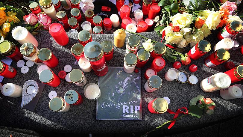 "Einer von uns - RIP Kamerad" ist am Königsplatz zwischen Grablichtern zu lesen.