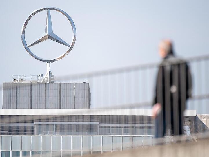 Ein Mitarbeiter von Daimler geht am Mercedes-Benz Werk Untertürkheim.
