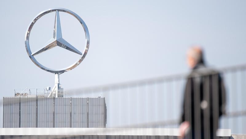 Ein Mitarbeiter von Daimler geht am Mercedes-Benz Werk Untertürkheim. Ein Mitarbeiter von Daimler geht am Mercedes-Benz Werk Untertürkheim.