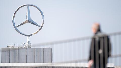Ein Mitarbeiter von Daimler geht am Mercedes-Benz Werk Untertürkheim.