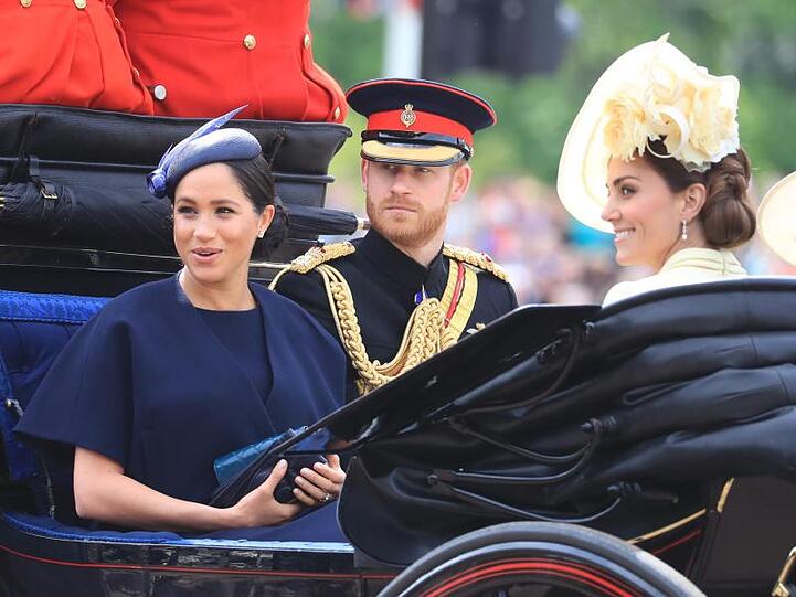 Meghan und Kate in einer Kutsche.
