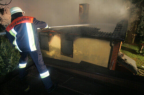 Kampf gegen die Flammen: In den Trümmern fand die Feuerwehr die Leiche des Hausbesitzers.